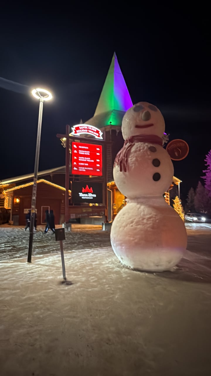 Der Schneemann im Santa Village als Planungsrahmen für eine Familienreise im Dezember